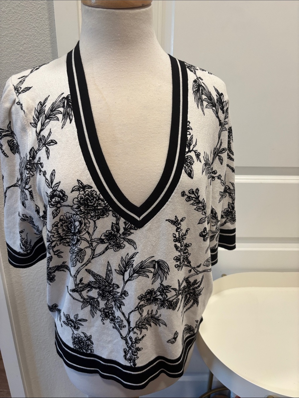 NWT White House Black Market Madison Floral Black & White Printed V-Neck Sweater